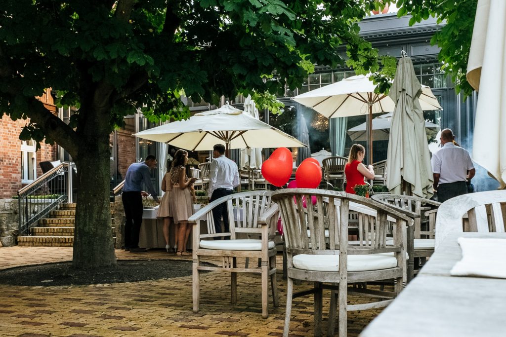 am grillbuffet der hochzeit in schlepzig