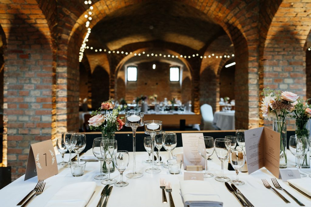 hochzeitsfotograf köln gewölbe tafel hochzeit gedeckt